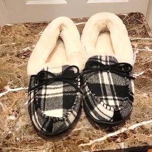 New Supercozy Moccasin size Large black and white slipper